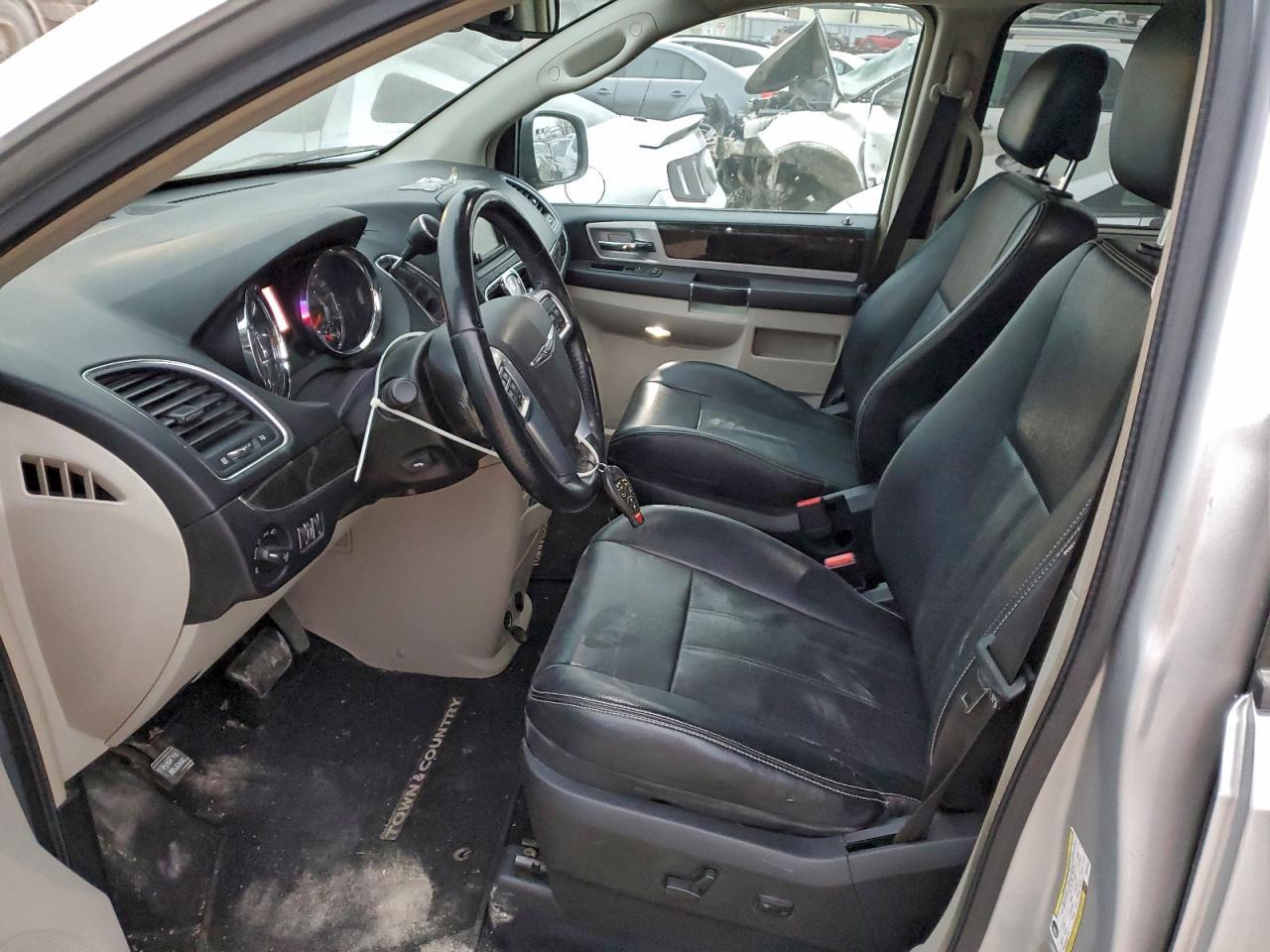 2012 Chrysler Town & Country Touring L - Фото 7