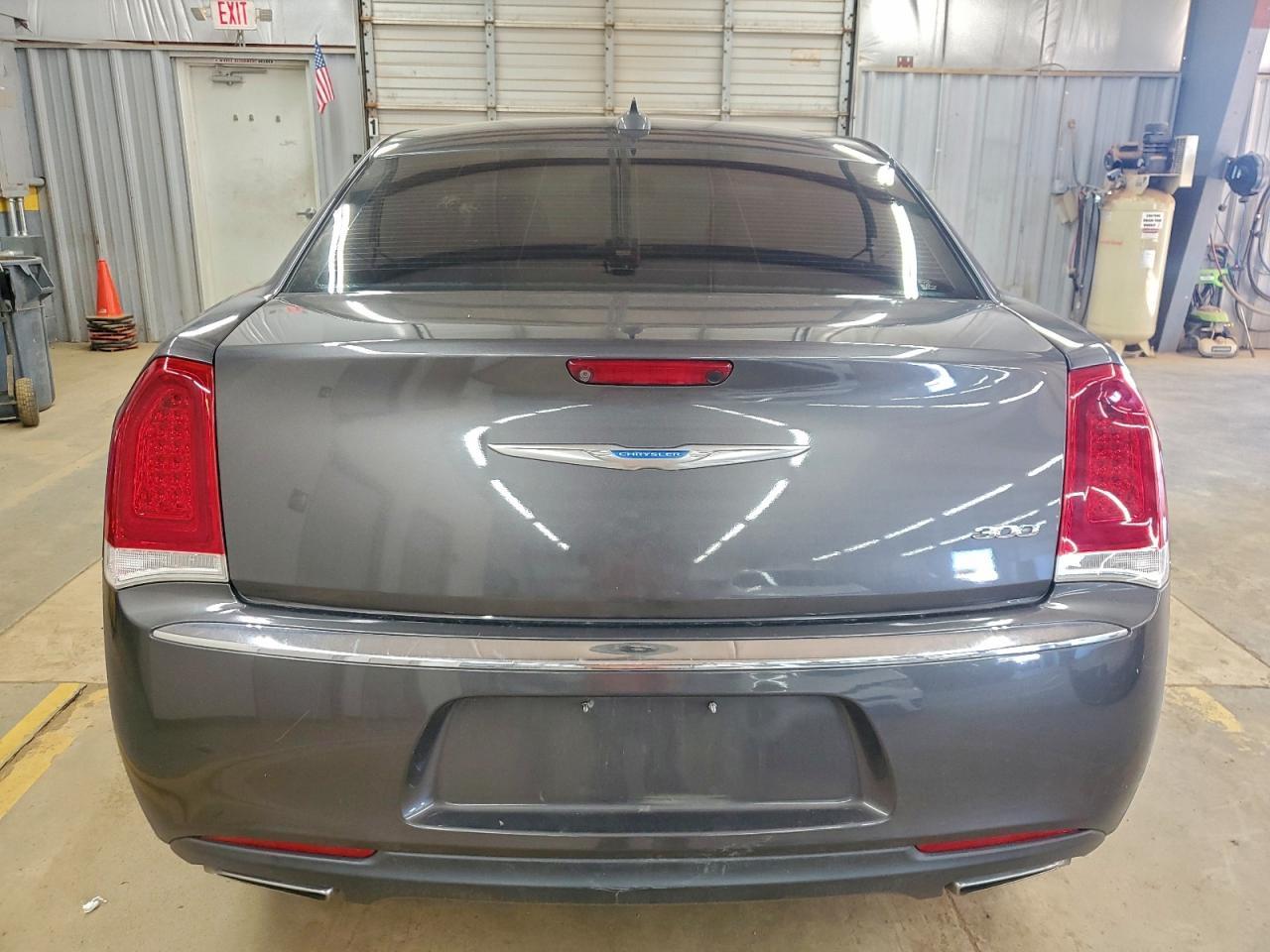 2018 Chrysler 300 Touring - Image 6