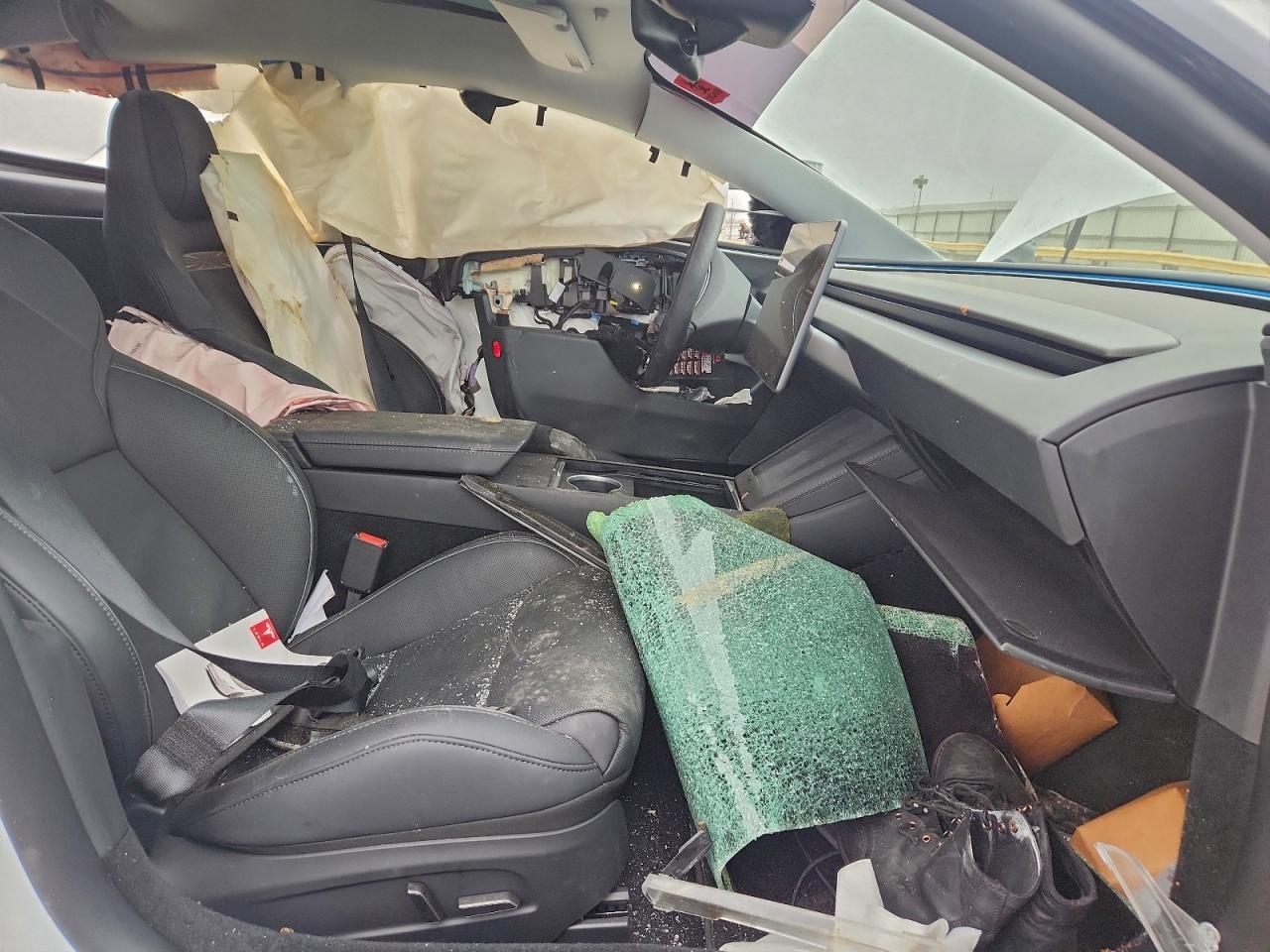 2025 Tesla Model 3 - Фото 7