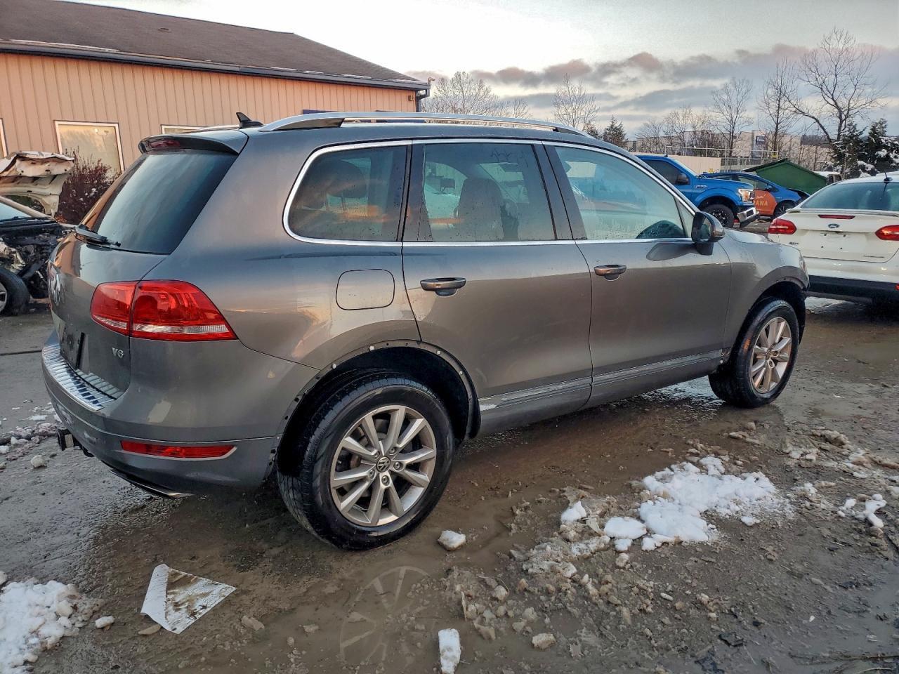 2014 Volkswagen Touareg V6 - Image 3