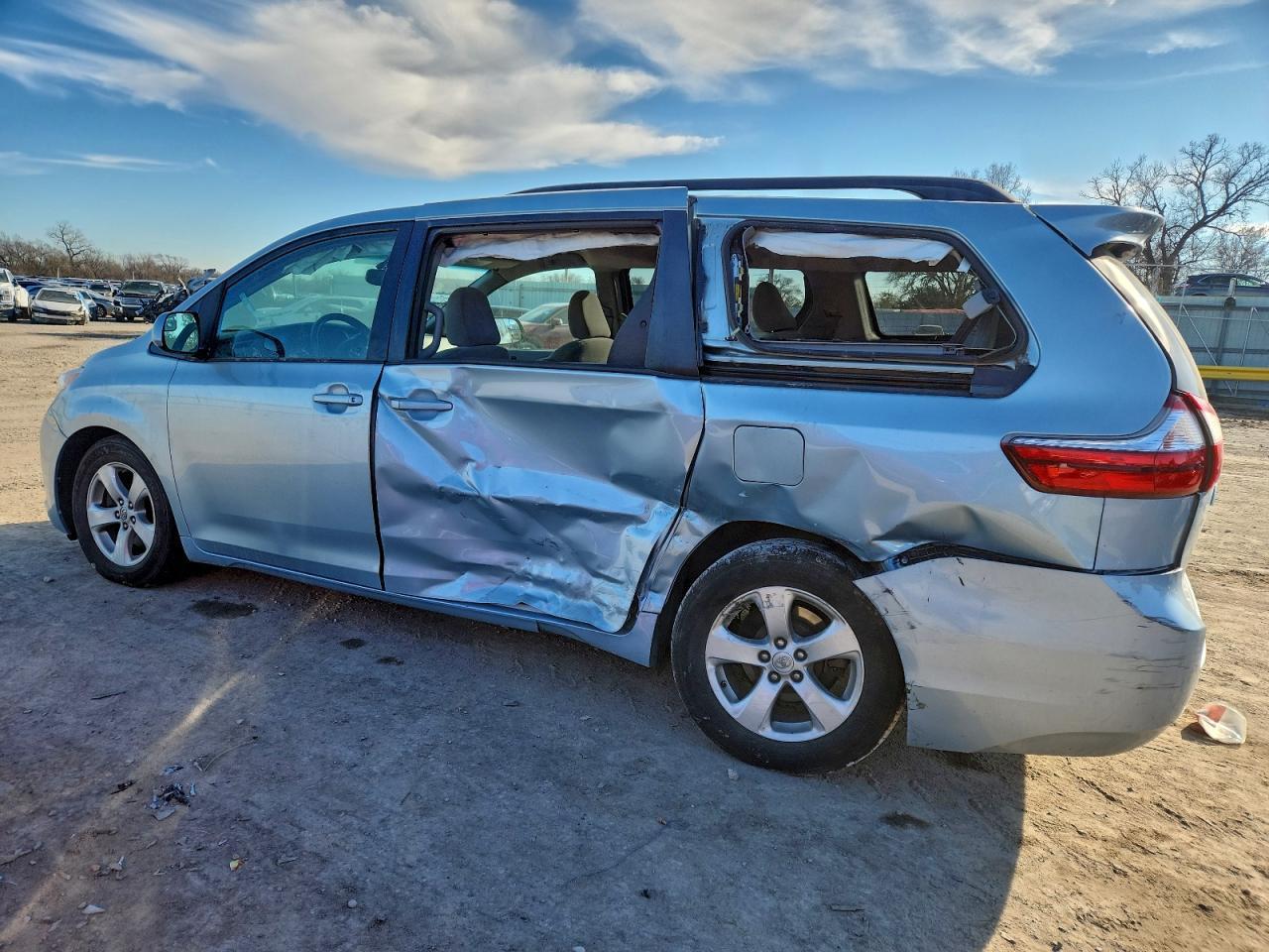 2017 Toyota Sienna Le 8-Passenger - Image 2