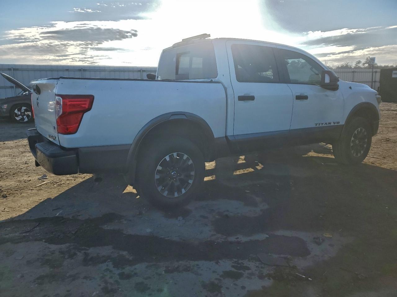 2019 Nissan Titan Pro-4X - Фото 3