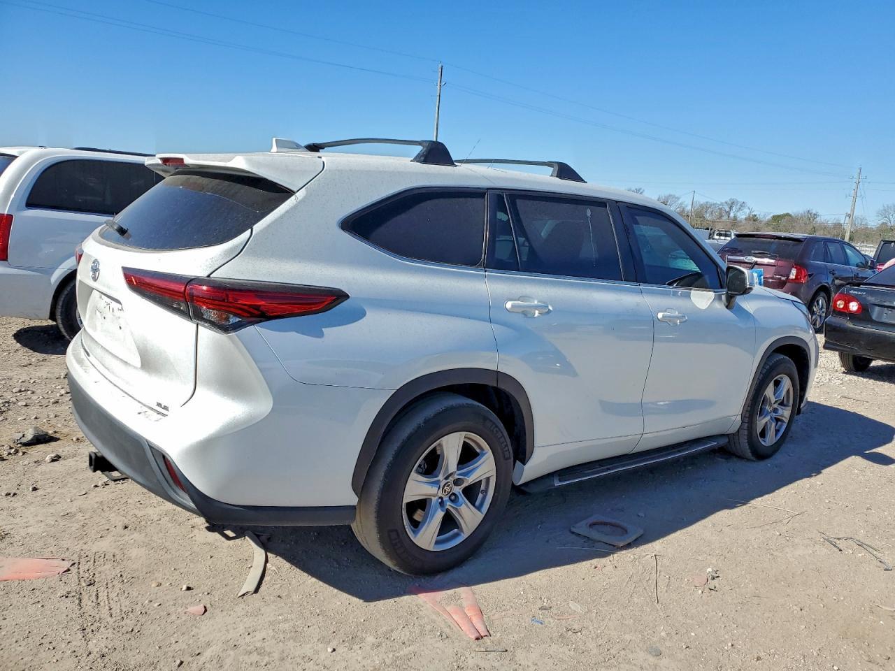 2023 Toyota Highlander L - Image 3