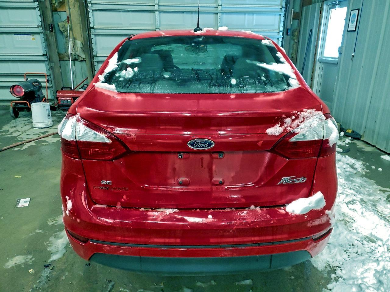 2015 Ford Fiesta Se - Фото 6