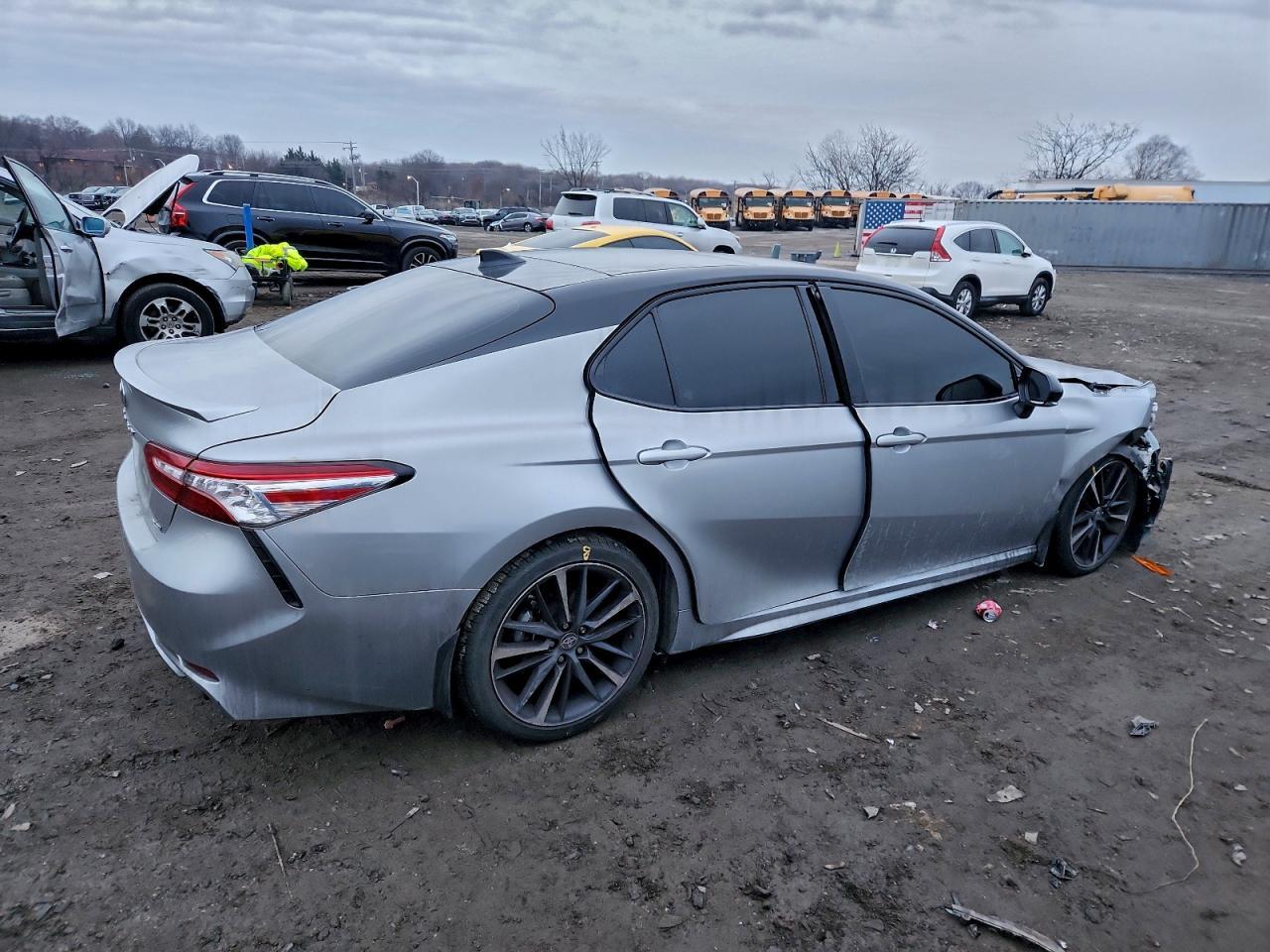2020 Toyota Camry Xse - Фото 3