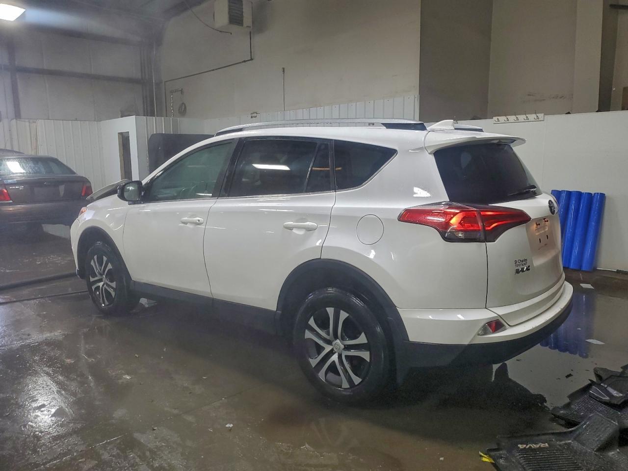 2017 Toyota Rav4 Le - Фото 2