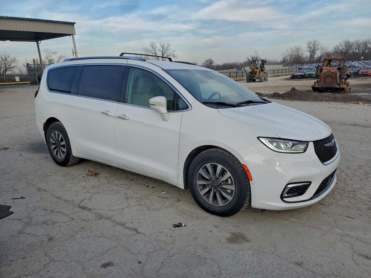 2021 Chrysler Pacifica Hybrid Touring L - Image 4