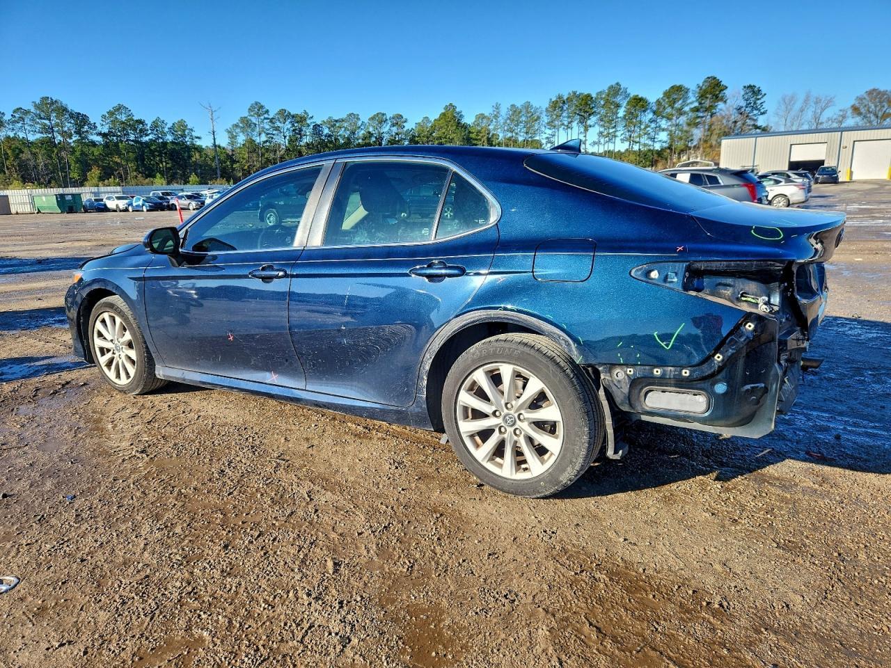 2020 Toyota Camry Le - Фото 2