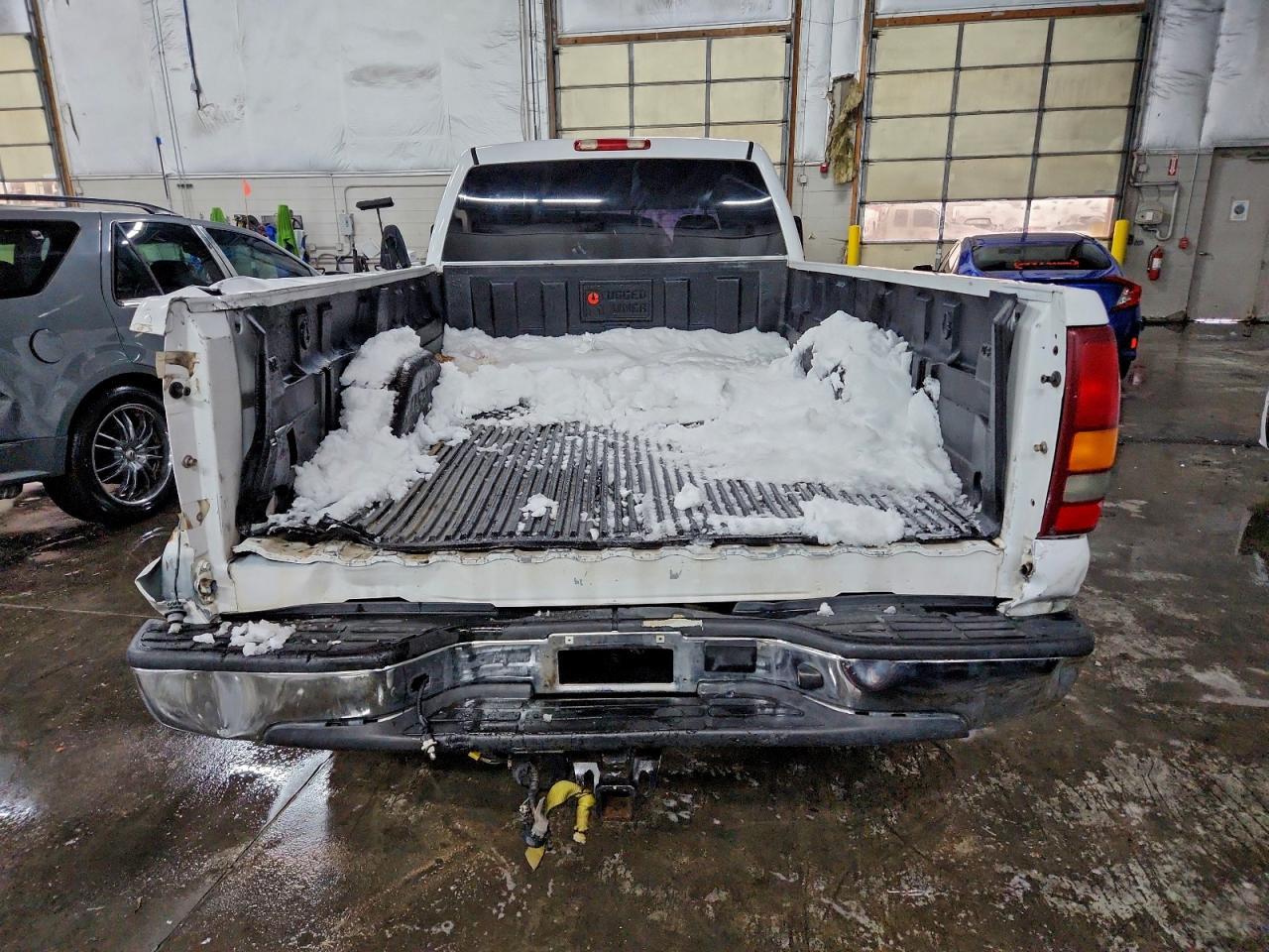 2003 GMC Sierra C2500 Heavy Duty - Image 6
