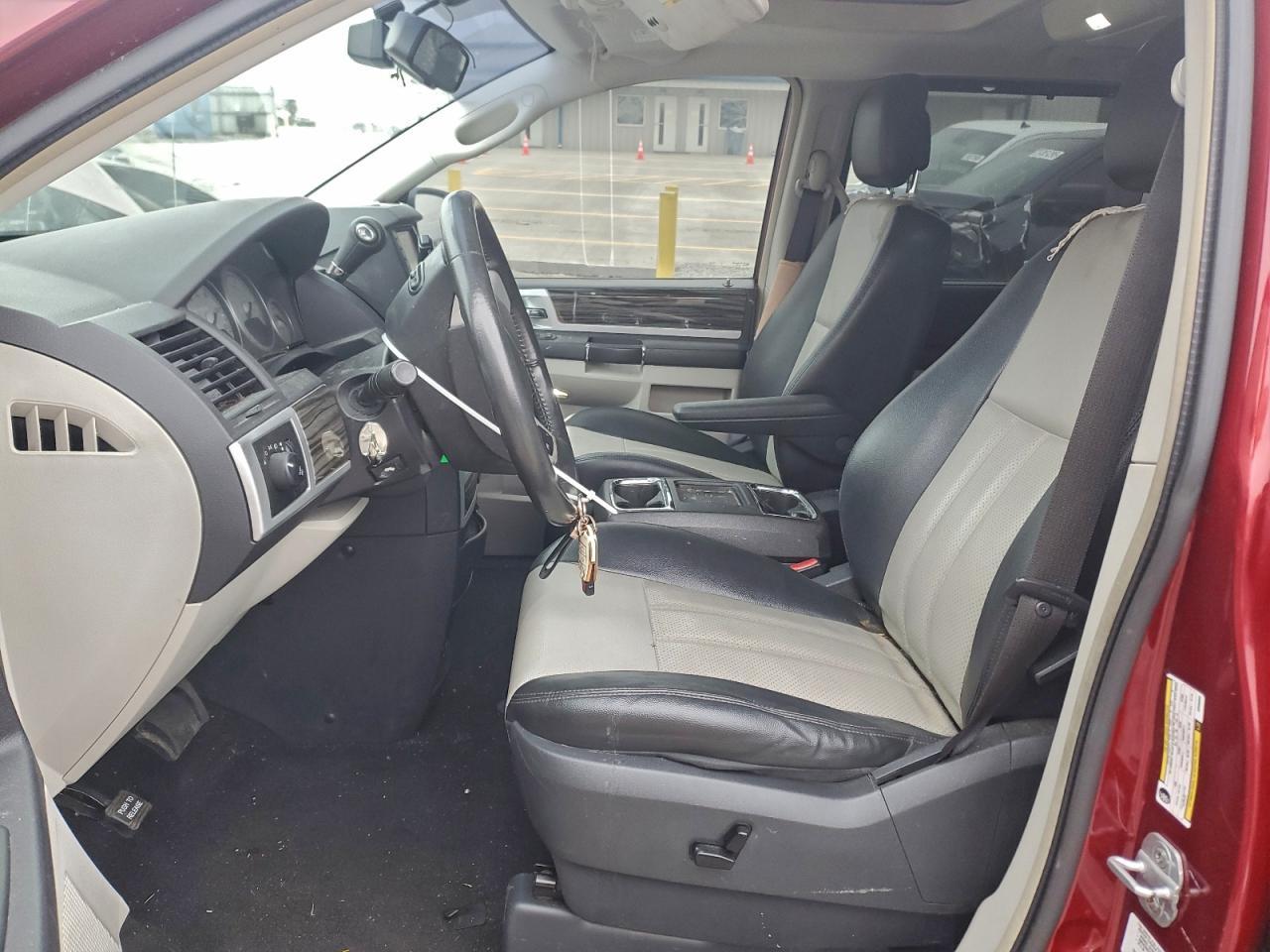 2010 Chrysler Town & Country Touring Plus - Image 7