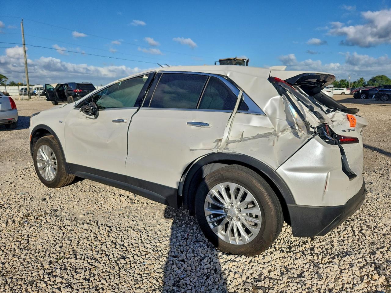 2024 Cadillac Xt4 Luxury - Image 2