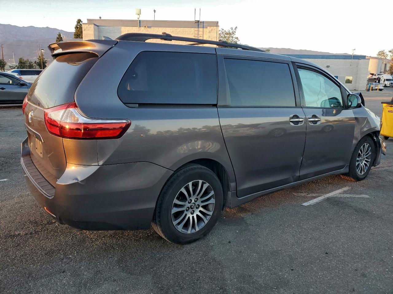 2018 Toyota Sienna Xle - Image 3