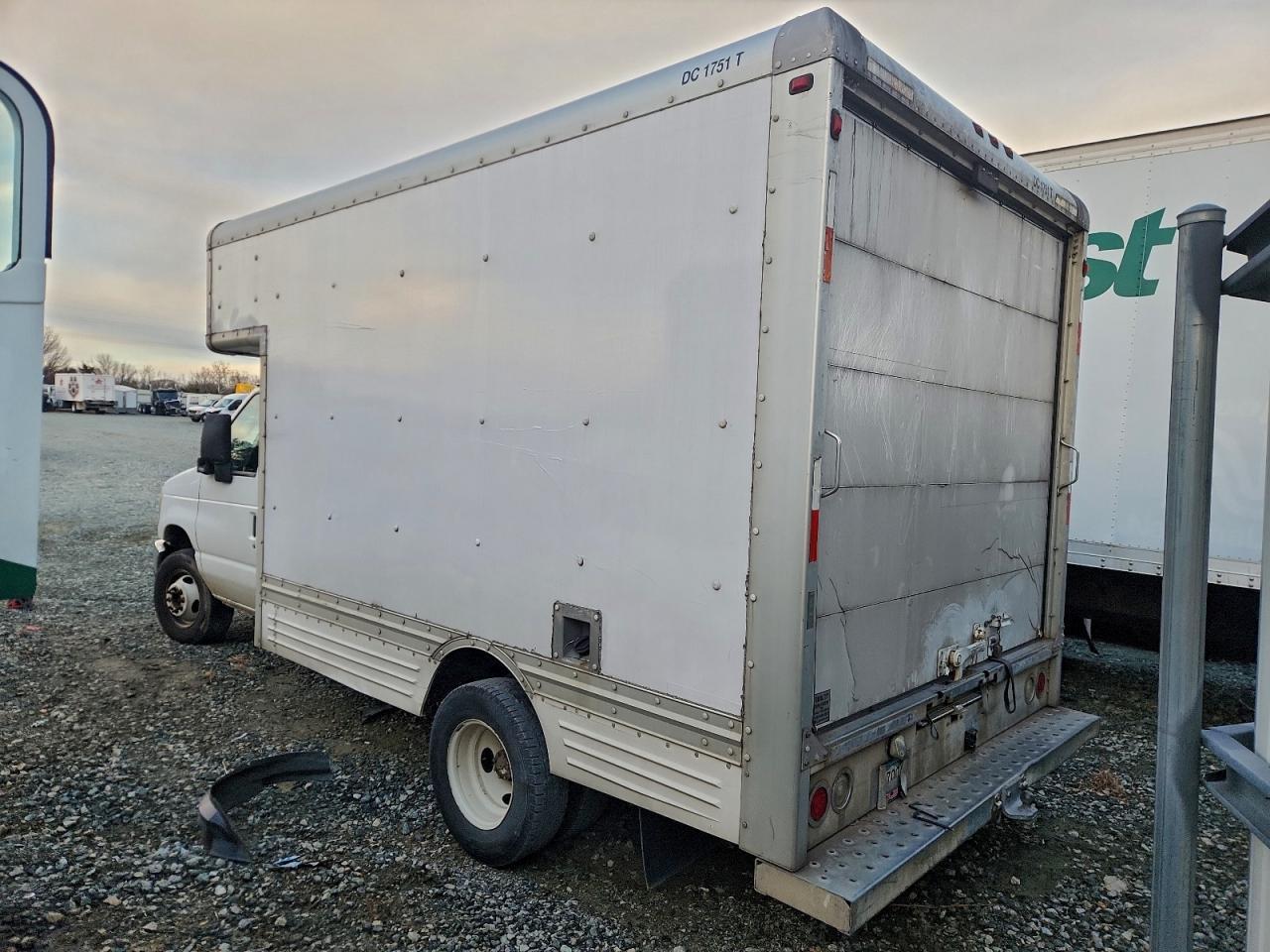 2008 Ford E 450 Box Truck - Фото 2