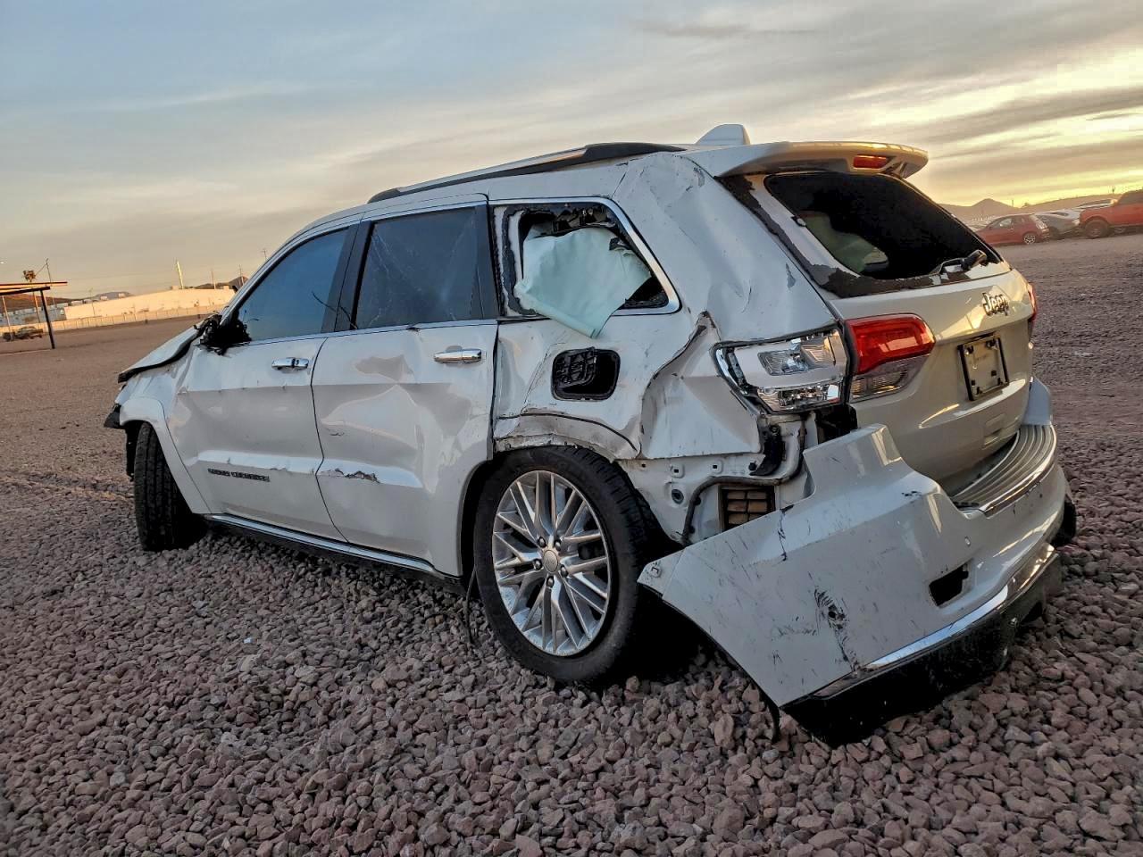 2018 Jeep Grand Cherokee Summit - Image 2