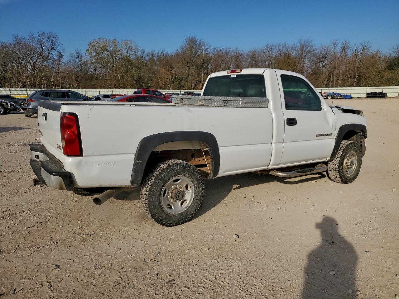 2005 GMC Sierra C2500 Heavy Duty - Image 3