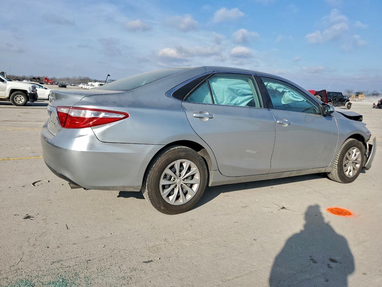 2016 Toyota Camry Le - Image 3