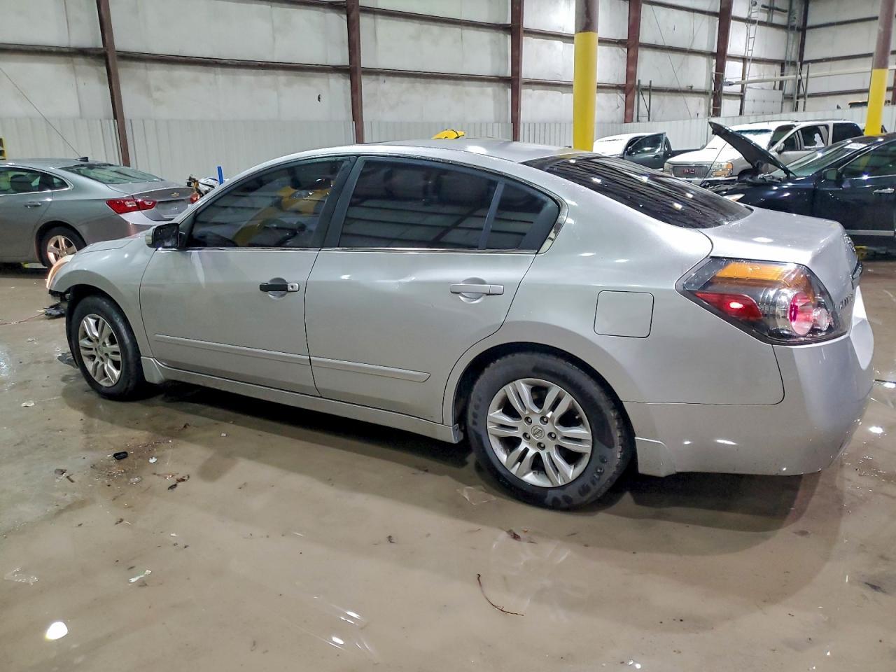 2010 Nissan Altima Base - Фото 2