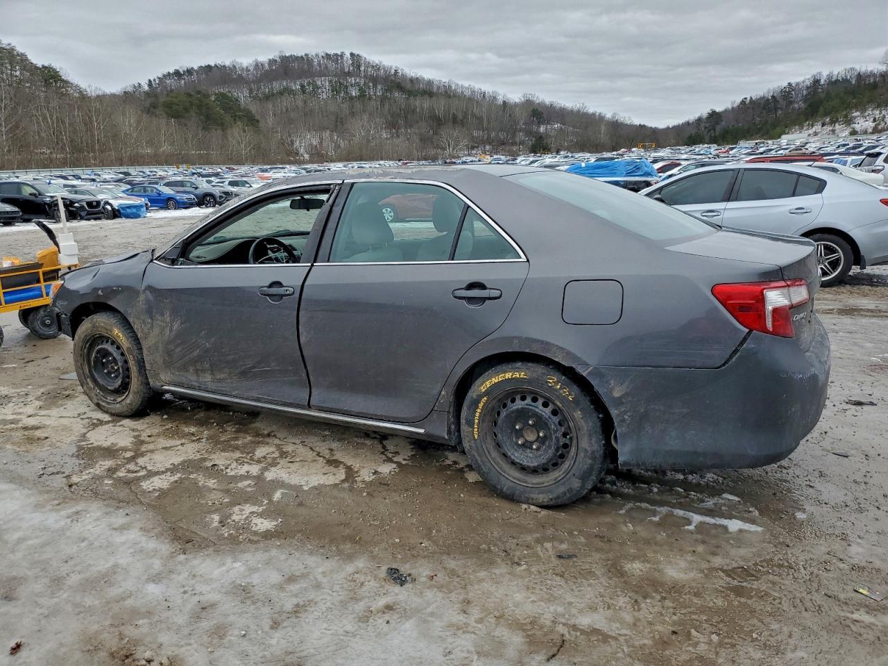 2014 Toyota Camry L - Фото 2