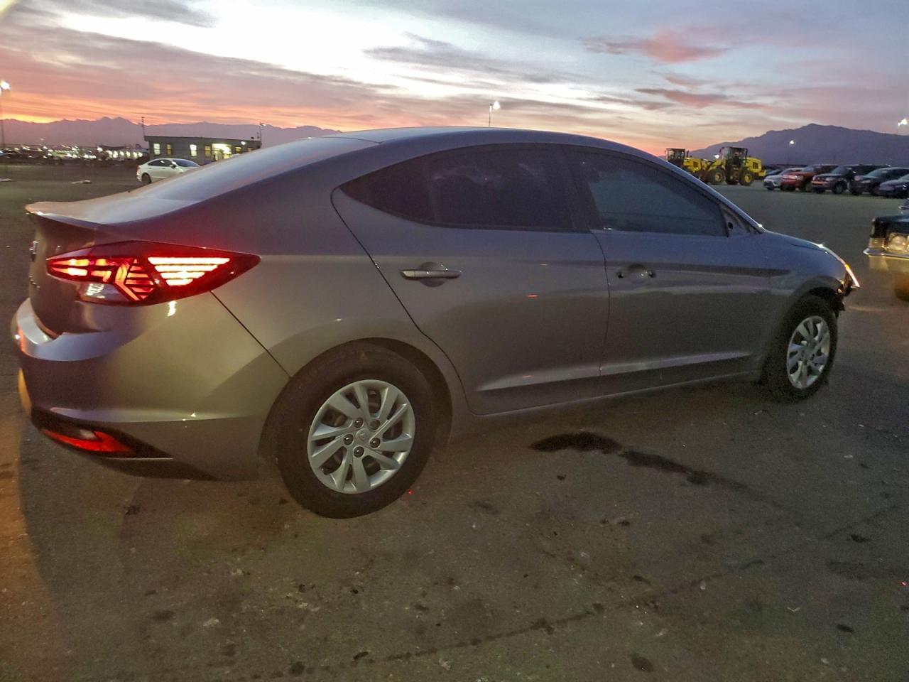 2020 Hyundai Elantra Se - Фото 3