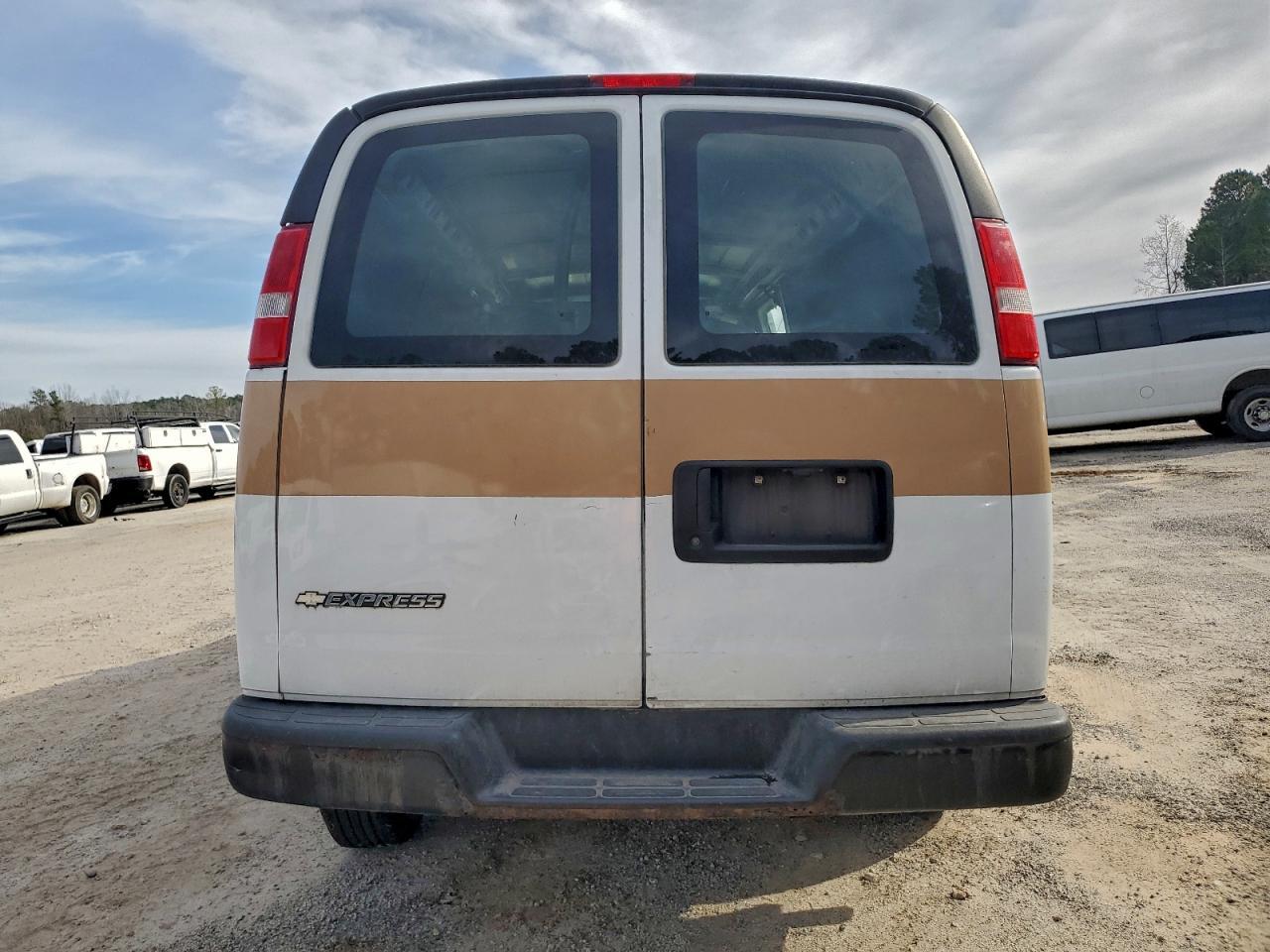 2017 Chevrolet Express 2500 Delivery Van - Image 6