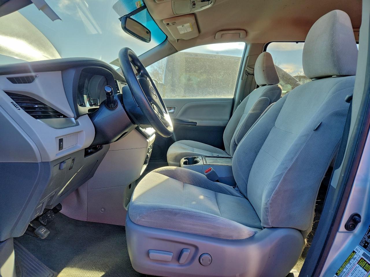 2017 Toyota Sienna Le 8-Passenger - Image 7