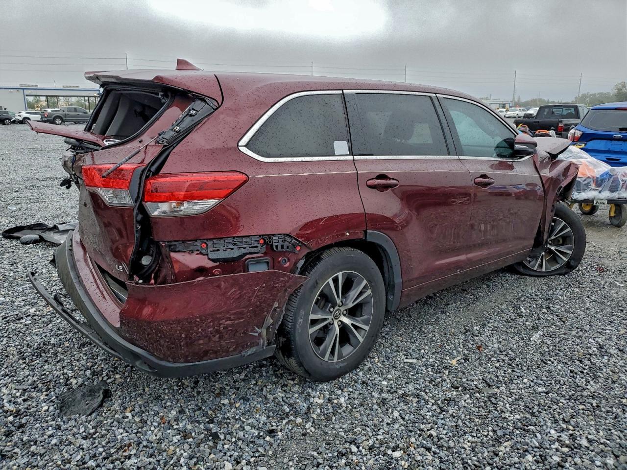 2018 Toyota Highlander Le Plus - Image 3