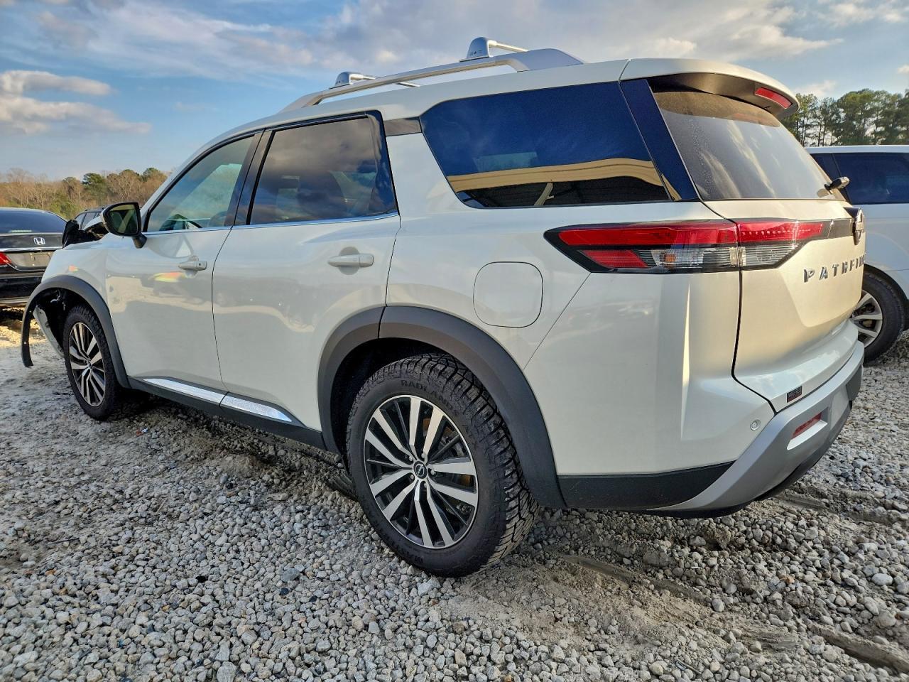 2023 Nissan Pathfinder Platinum - Фото 2