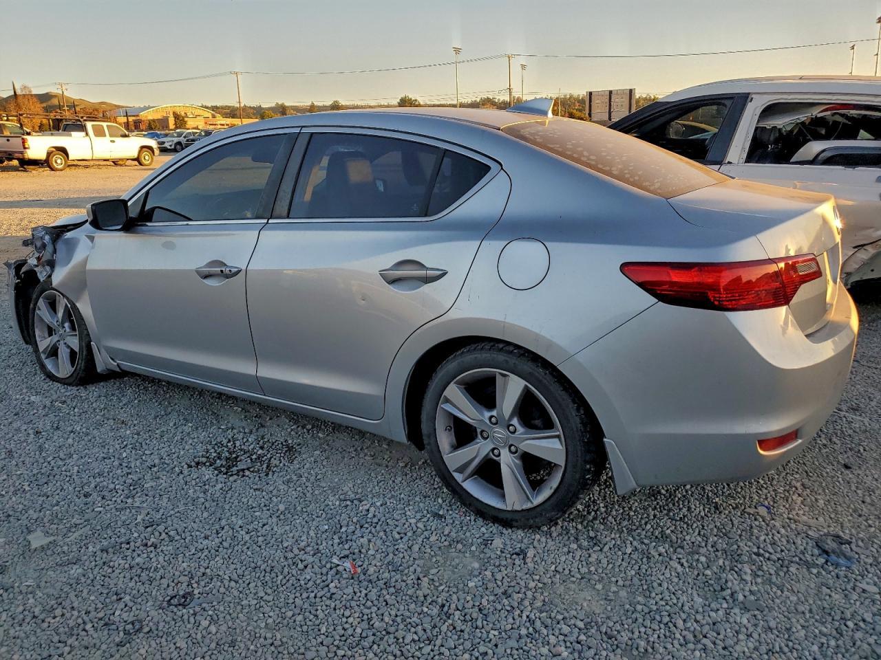 2013 Acura Ilx 20 Premium - Image 2