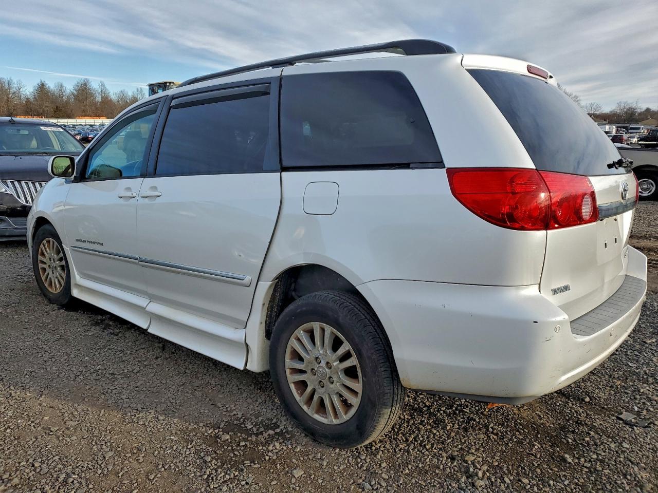 2007 Toyota Sienna Xle - Image 2