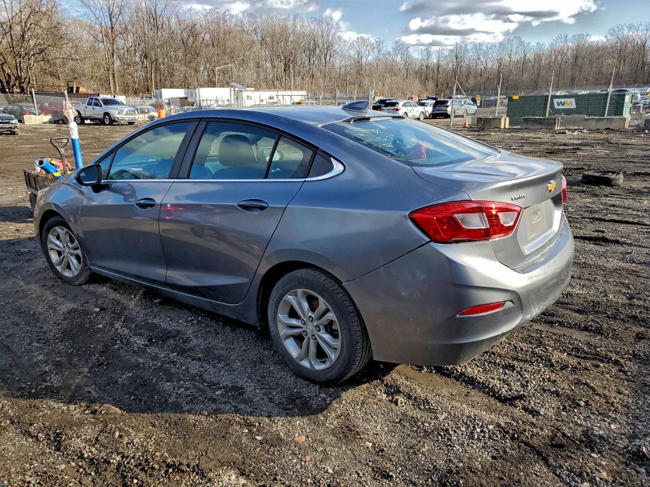 2019 Chevrolet Cruze Lt - Image 2