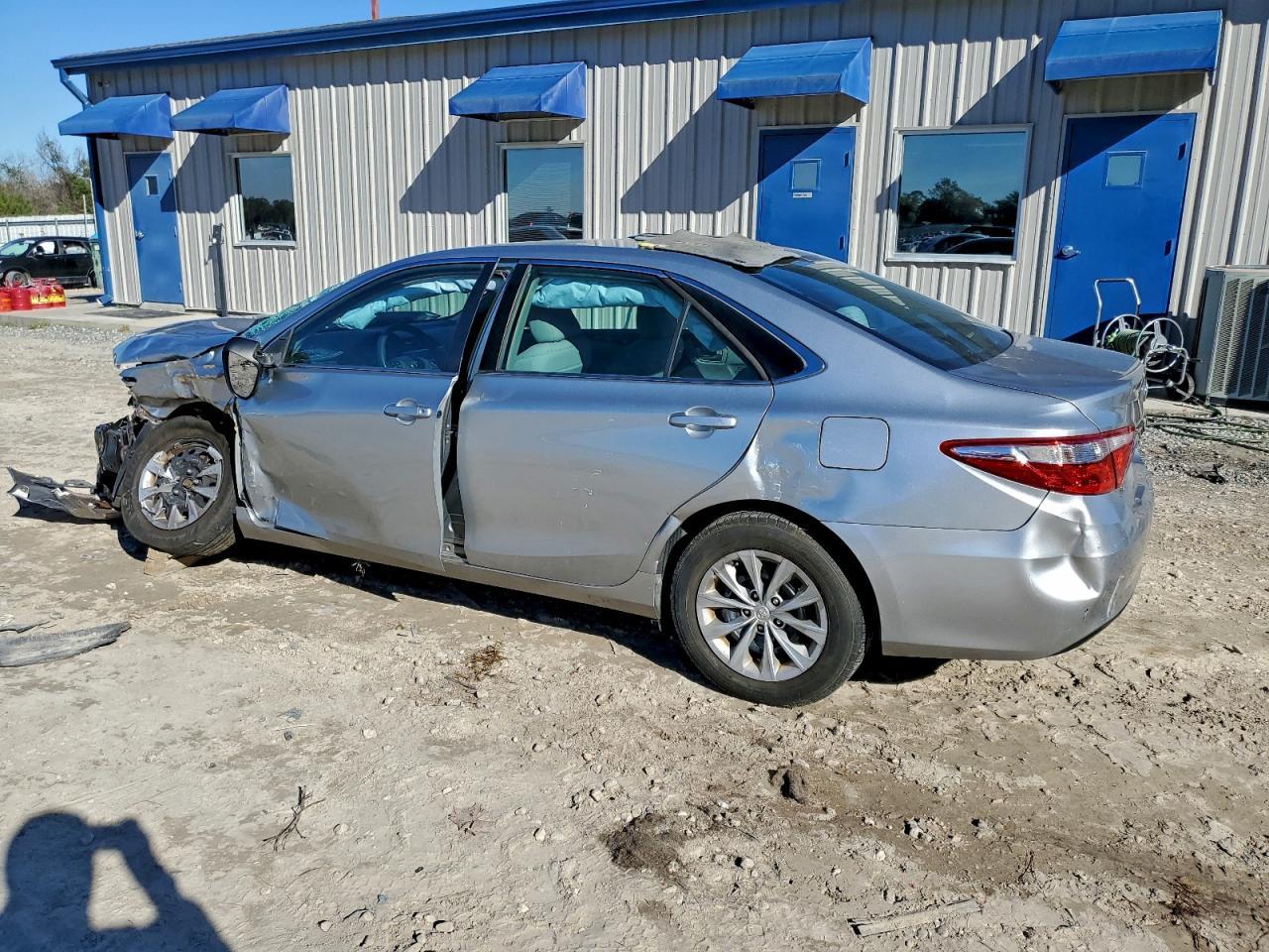 2015 Toyota Camry Le - Image 2