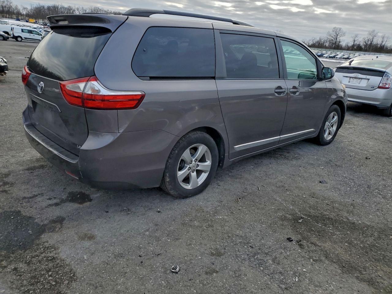 2017 Toyota Sienna Le - Фото 3