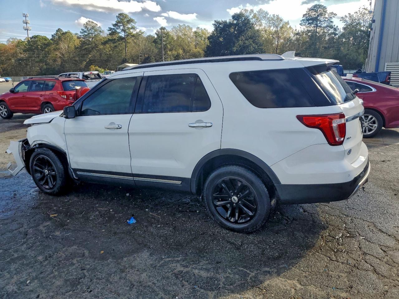 2016 Ford Explorer Xlt - Фото 2
