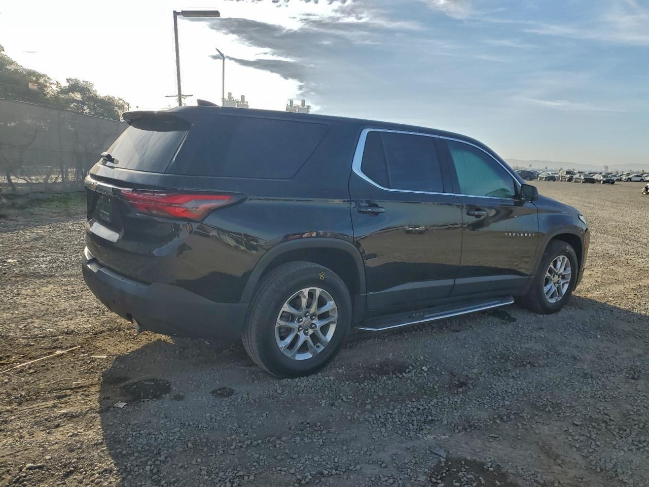 2022 Chevrolet Traverse Ls - Фото 3
