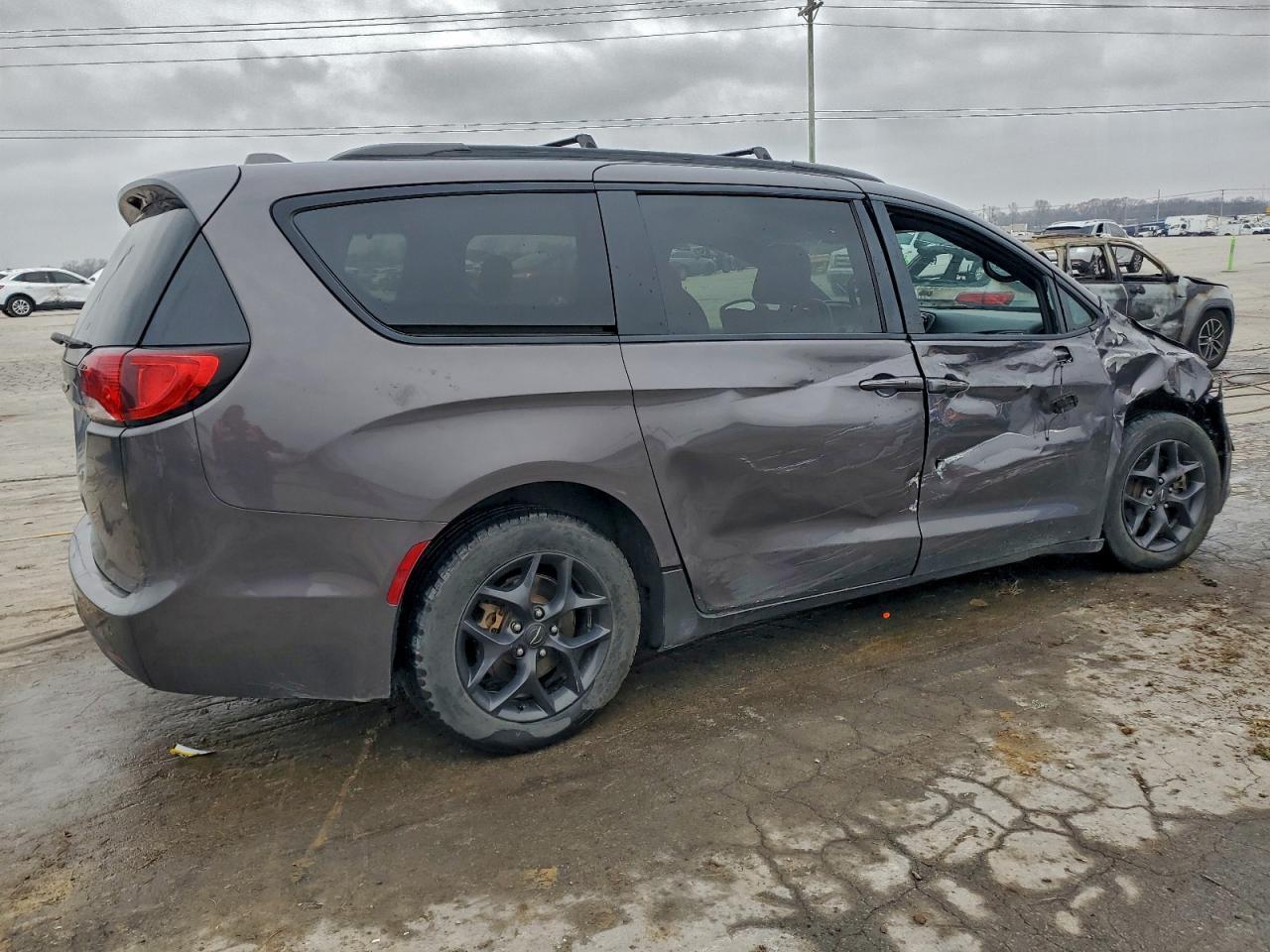 2020 Chrysler Pacifica Touring L Plus - Фото 3