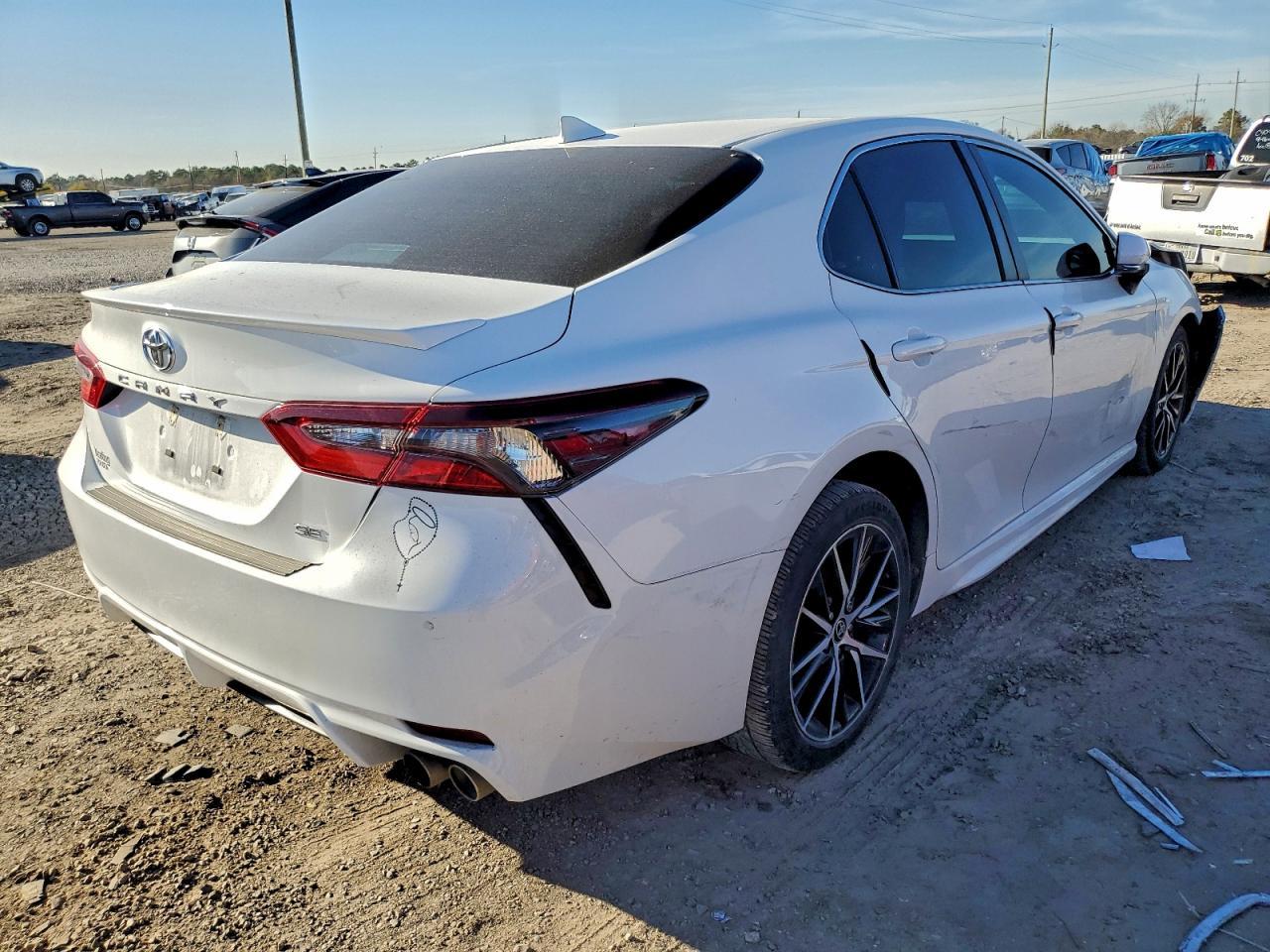 2022 Toyota Camry Se - Image 3