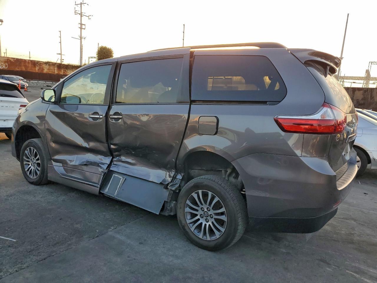 2019 Toyota Sienna Xle - Image 2