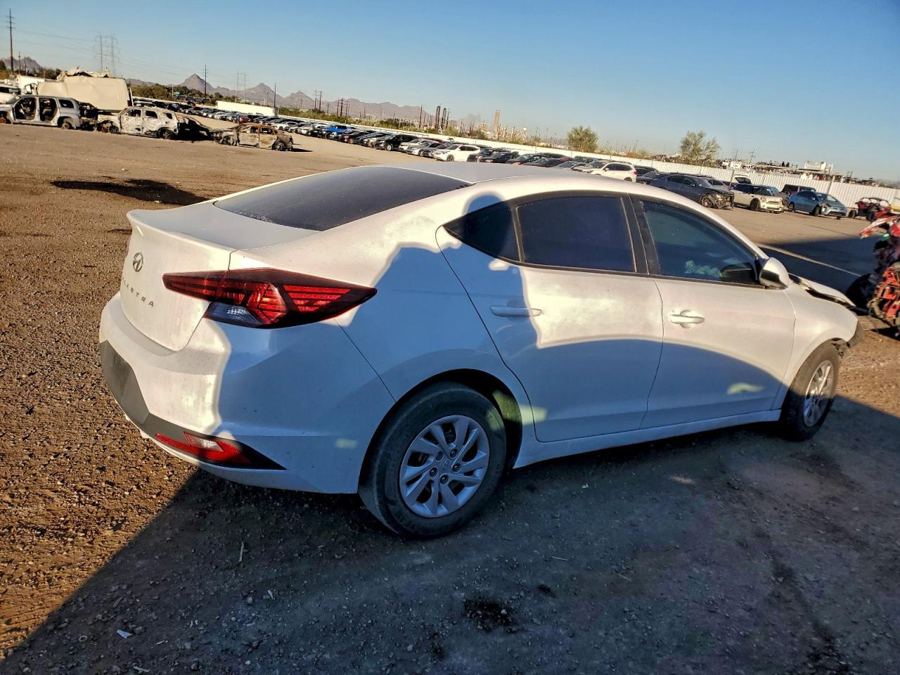 2019 Hyundai Elantra Se - Image 3