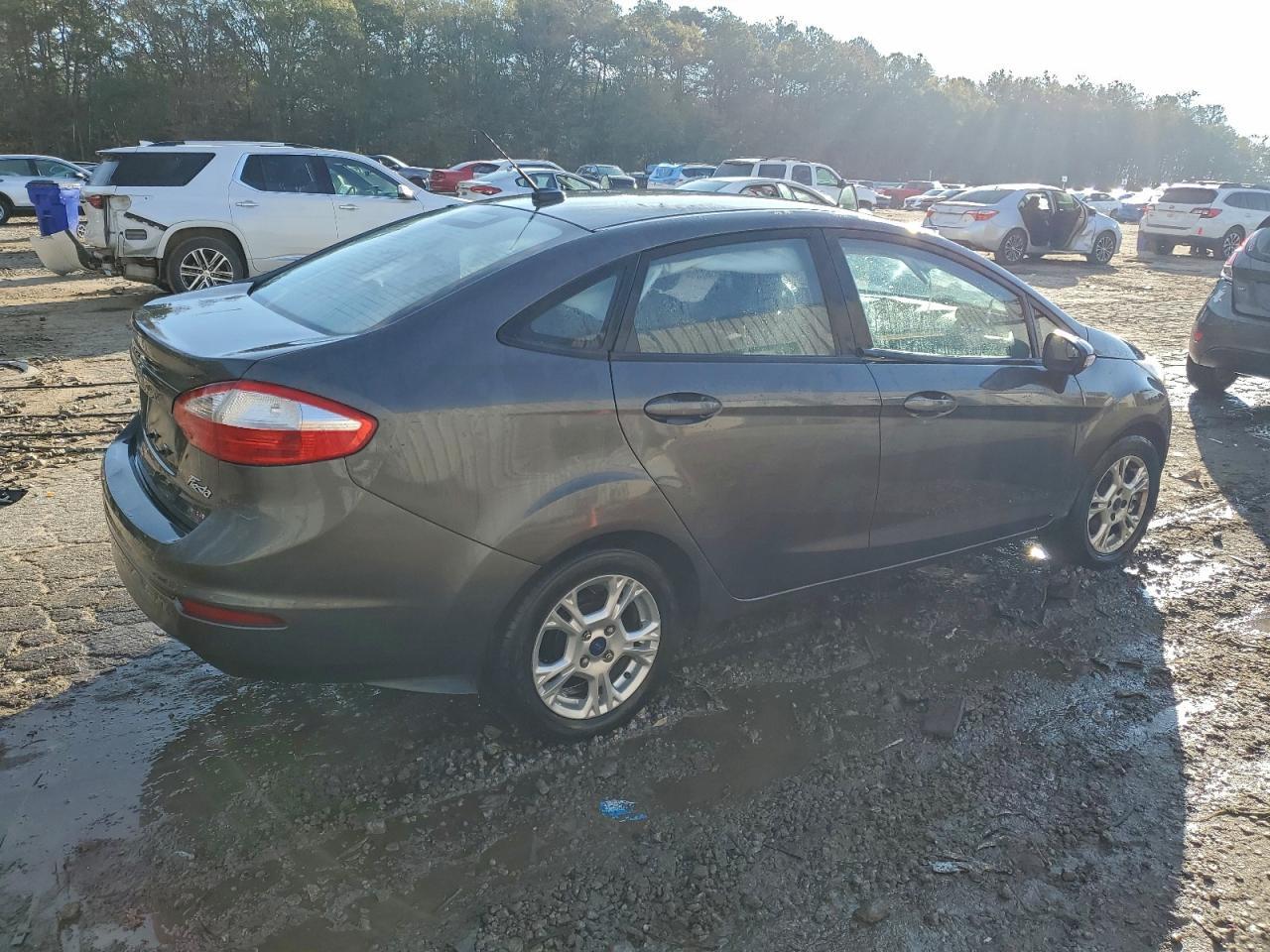 2015 Ford Fiesta Se - Image 3