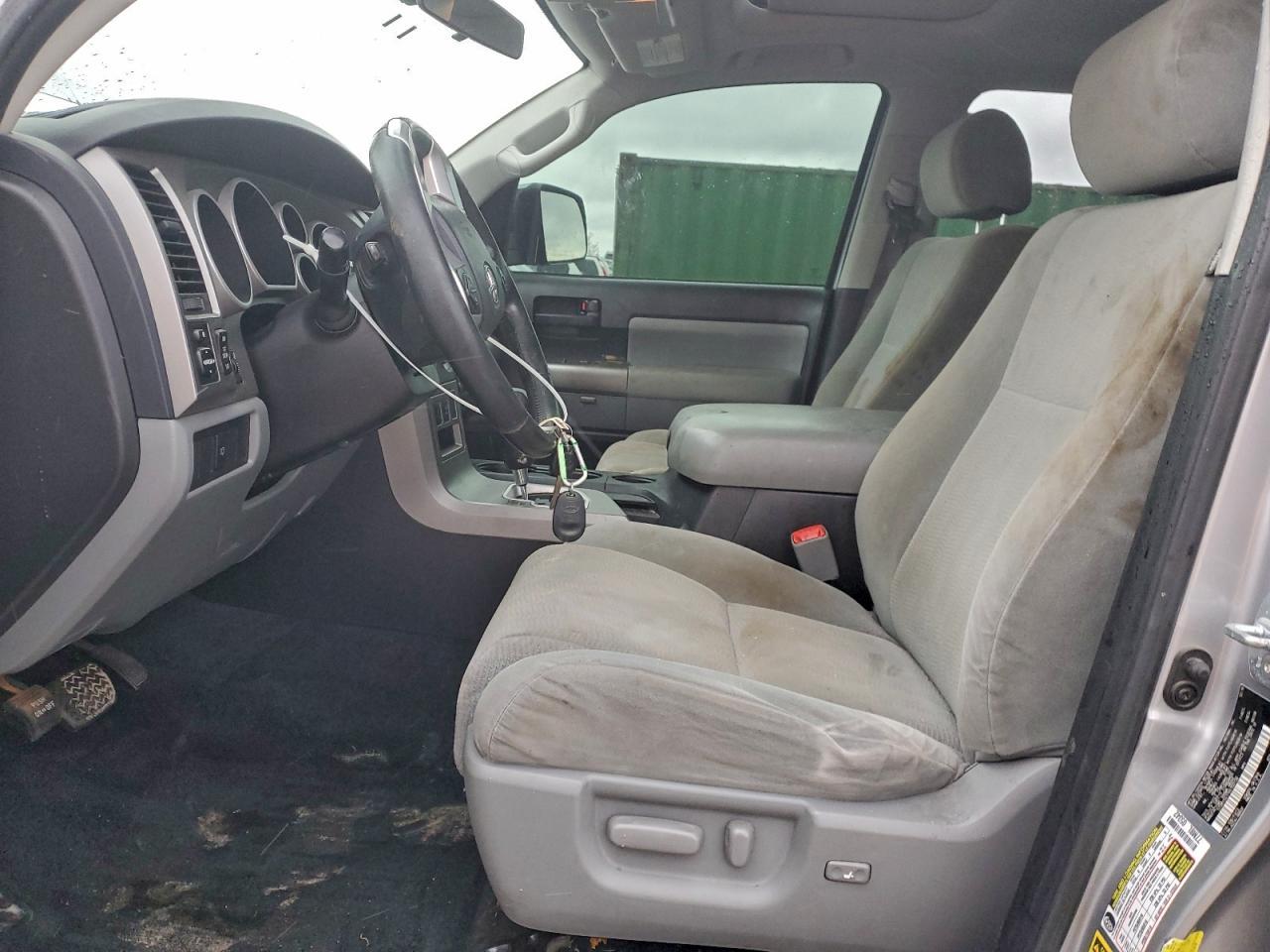 2017 Toyota Sequoia Sr5 - Image 7