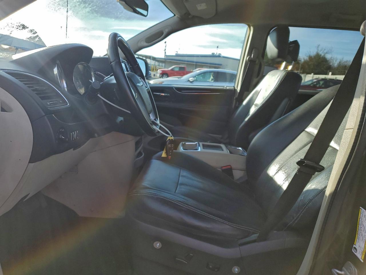 2012 Chrysler Town & Country Touring - Фото 7