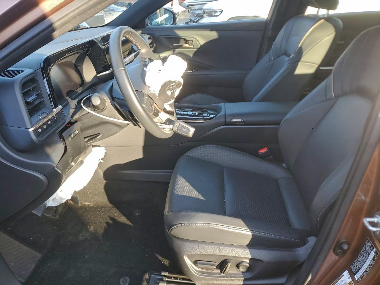 2025 Toyota Crown Signia Xle - Image 7