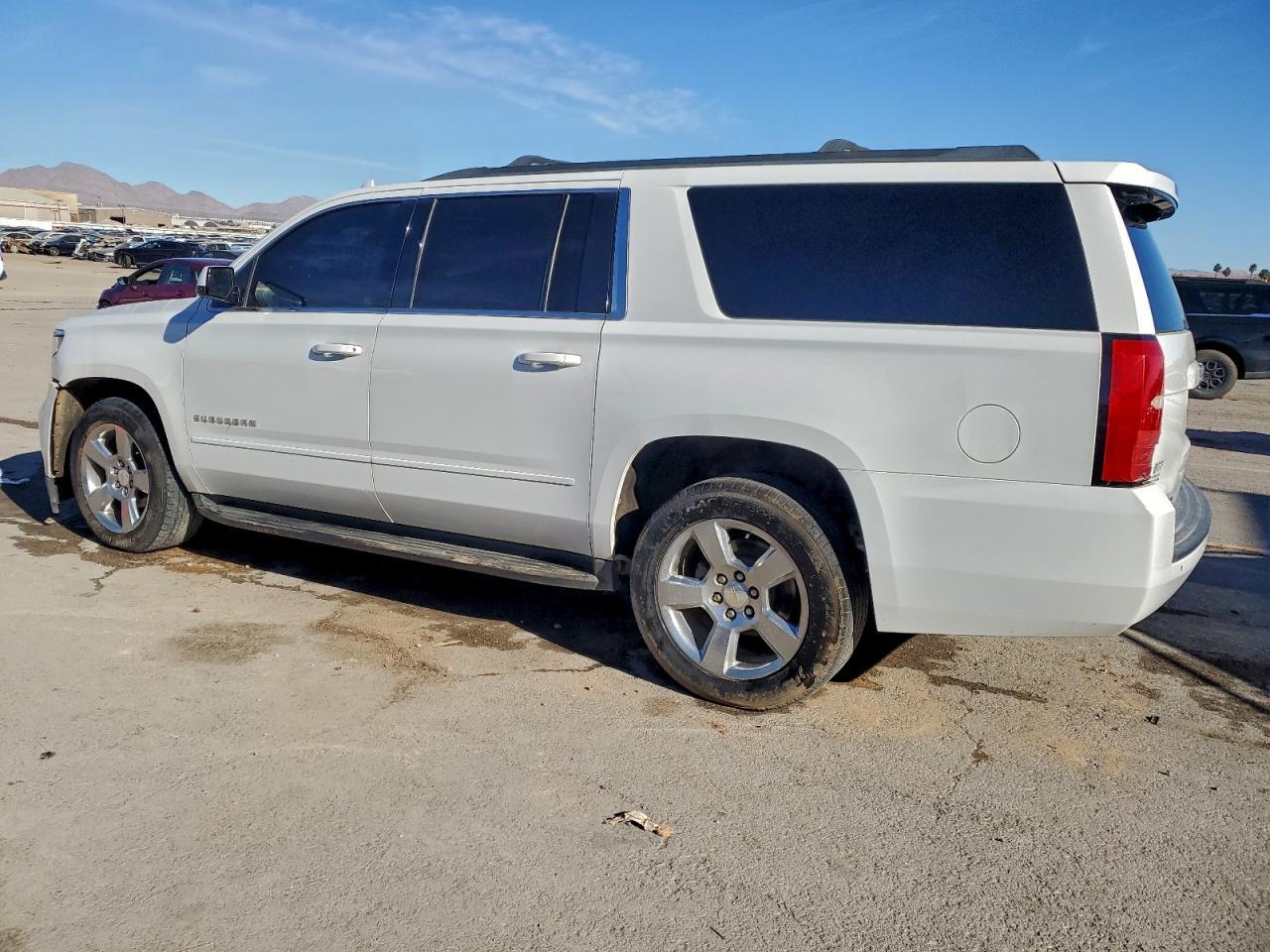 2017 Chevrolet Suburban C1500 Ls - Фото 2