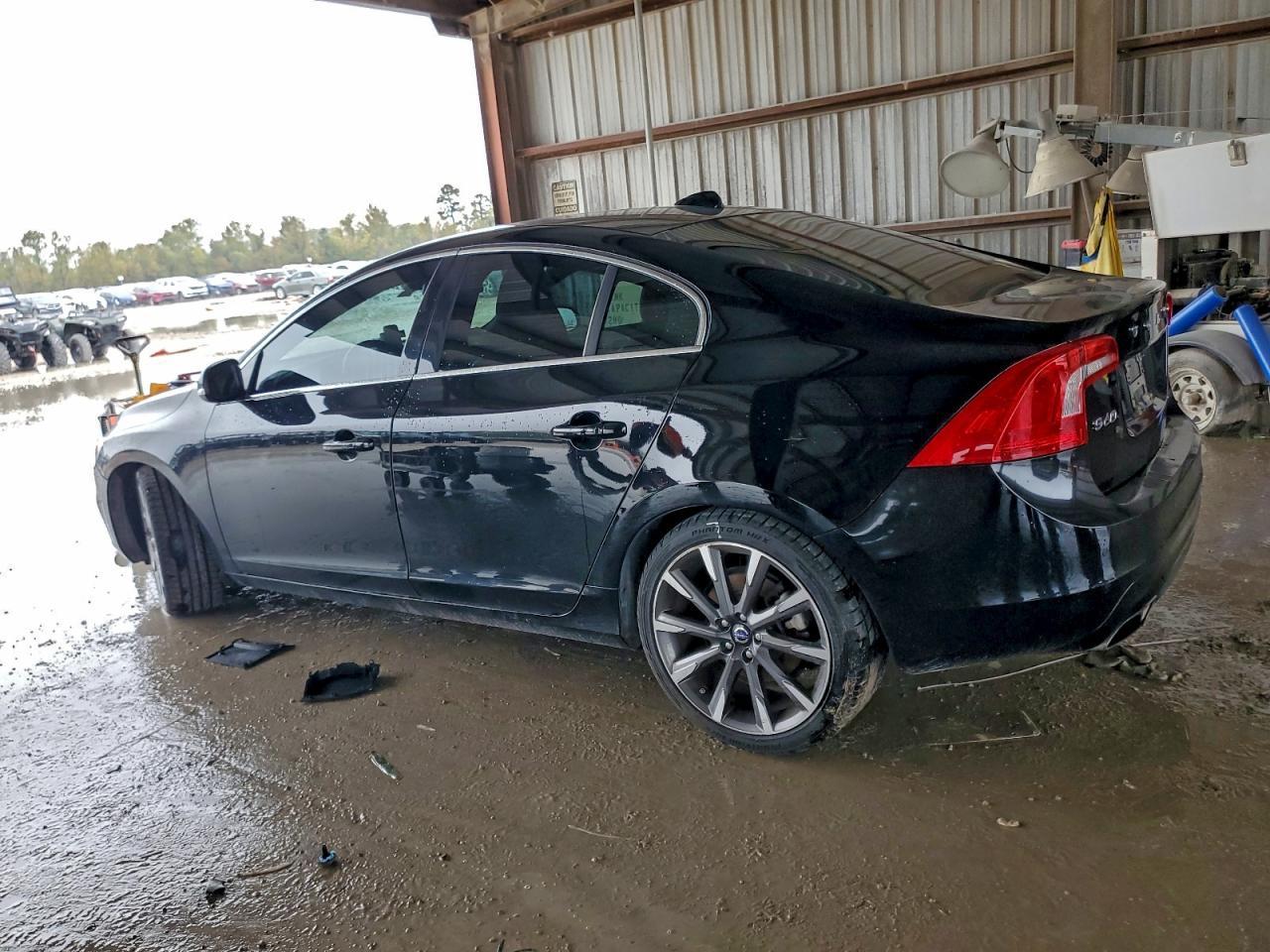 2015 Volvo S60 Platinum - Image 2