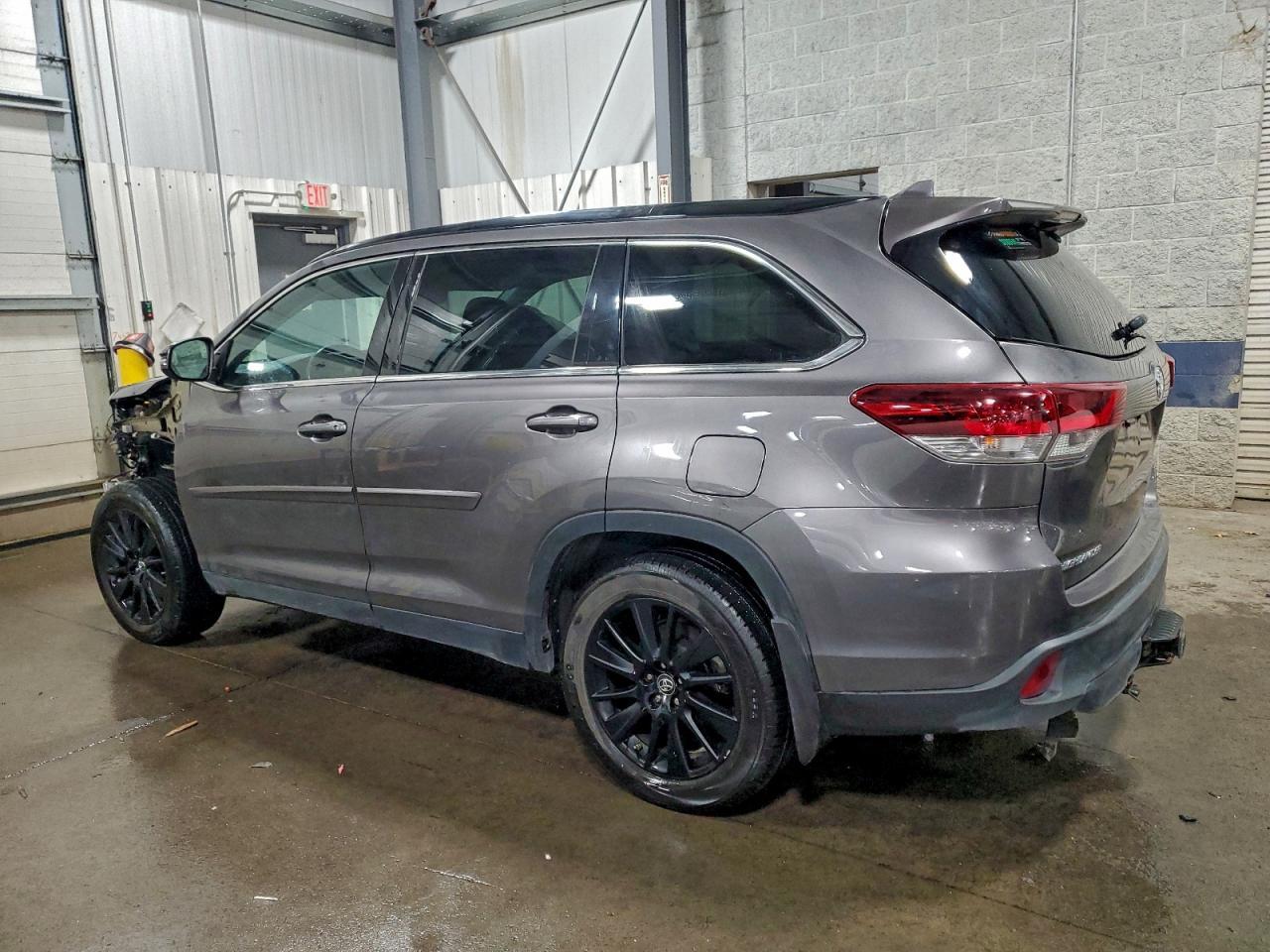 2019 Toyota Highlander Se - Image 2