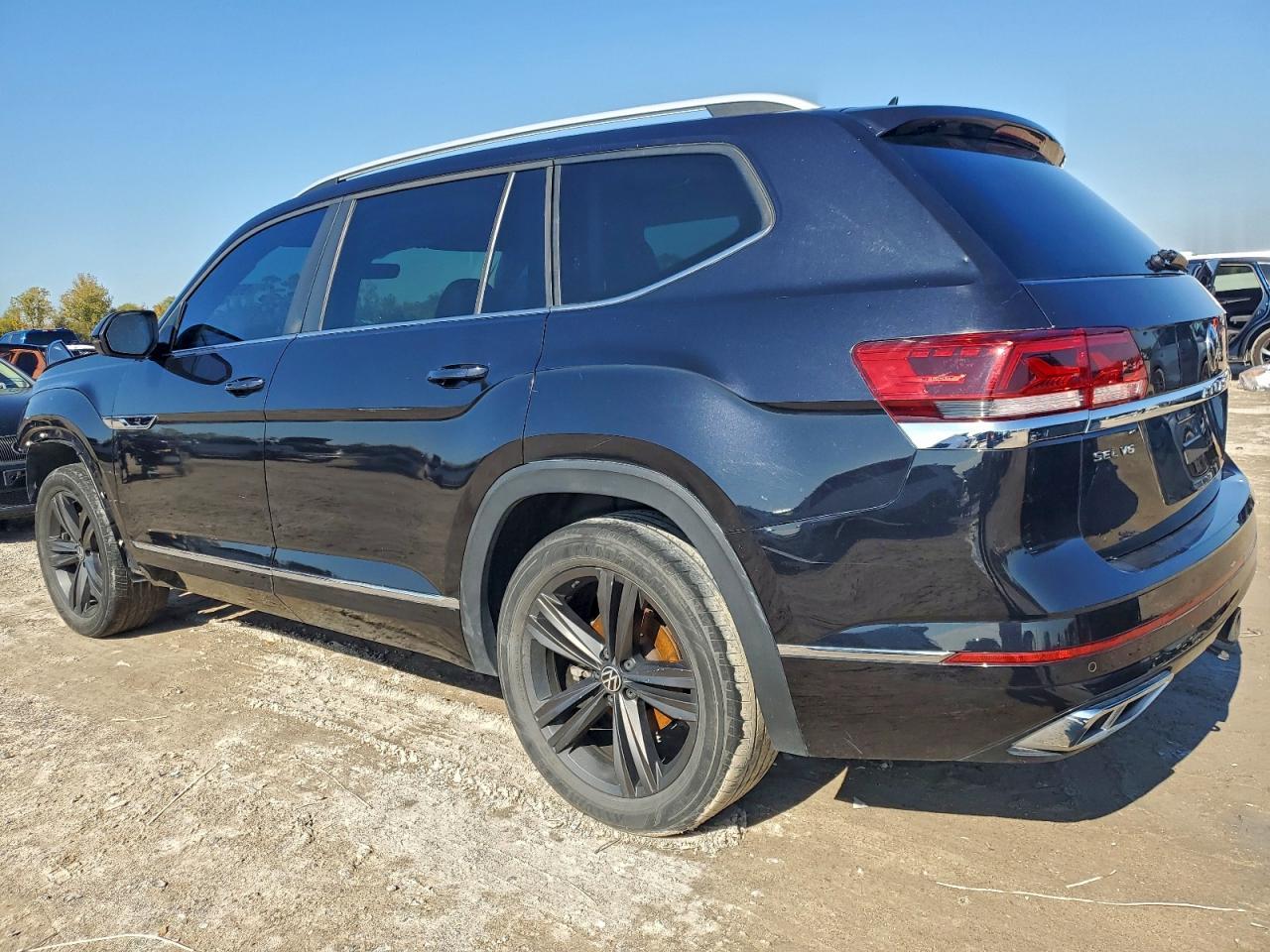 2022 Volkswagen Atlas Sel R-Line - Image 2