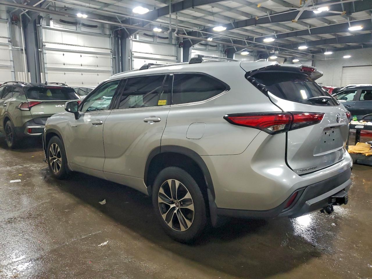 2021 Toyota Highlander Hybrid Xle - Image 2