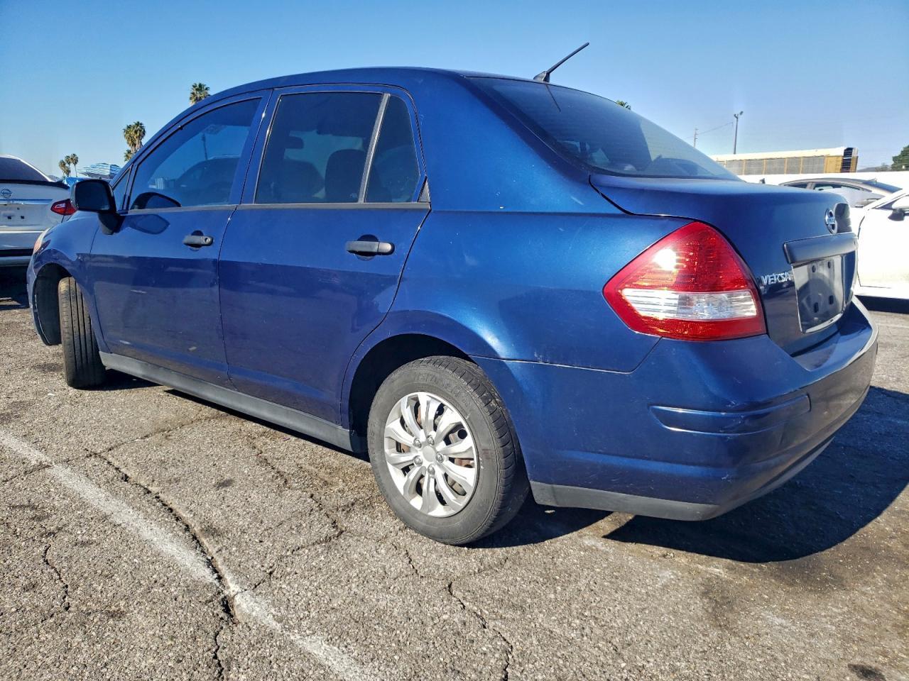2011 Nissan Versa S - Фото 2