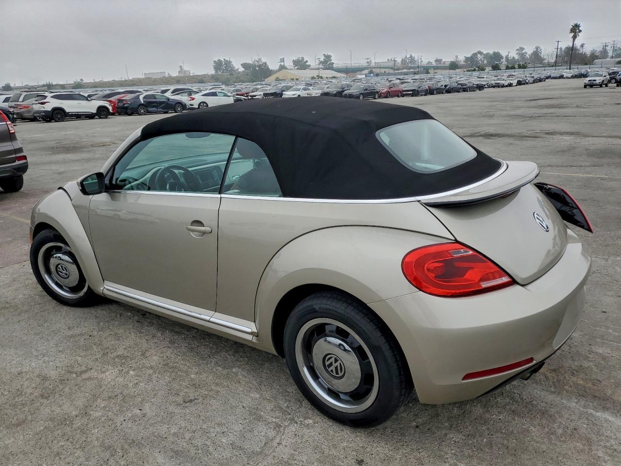 2015 Volkswagen Beetle 1.8T - Image 2