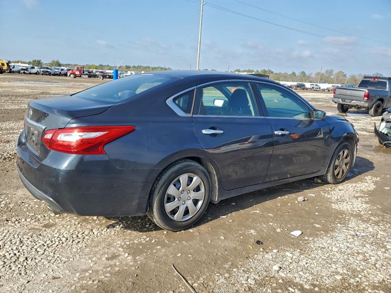 2016 Niss Altima - Image 3